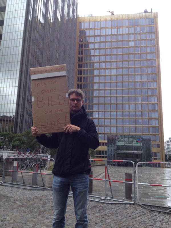 Demonstrant bei der Demonstration (Demo) gegen das Leistungsschutzrecht vor dem Axel-Springer-Hochhaus