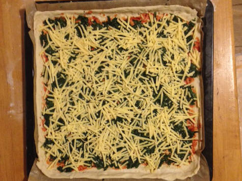 Vegane Pizza Spinat (Spinaci) vom Blech mit Käse-Ersatz. Das ist ein veganer Käseersatz.