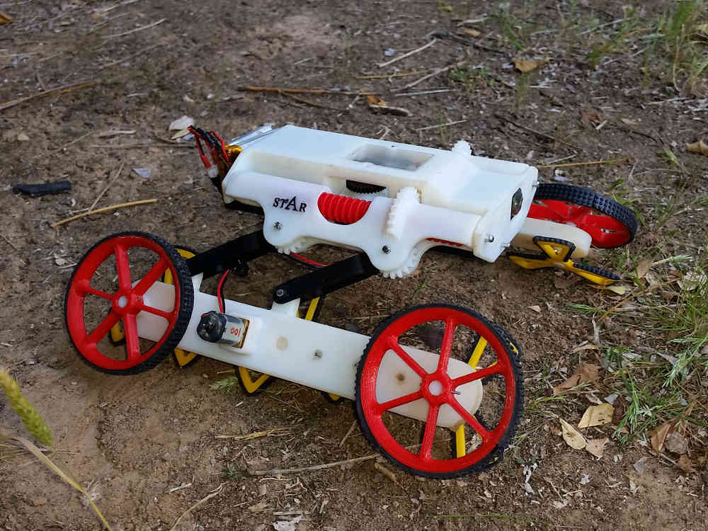 Schildkröten-Roboter Rising STAR (RSTAR) aus der Nähe betrachtet, wie der über Sand krabbelt.