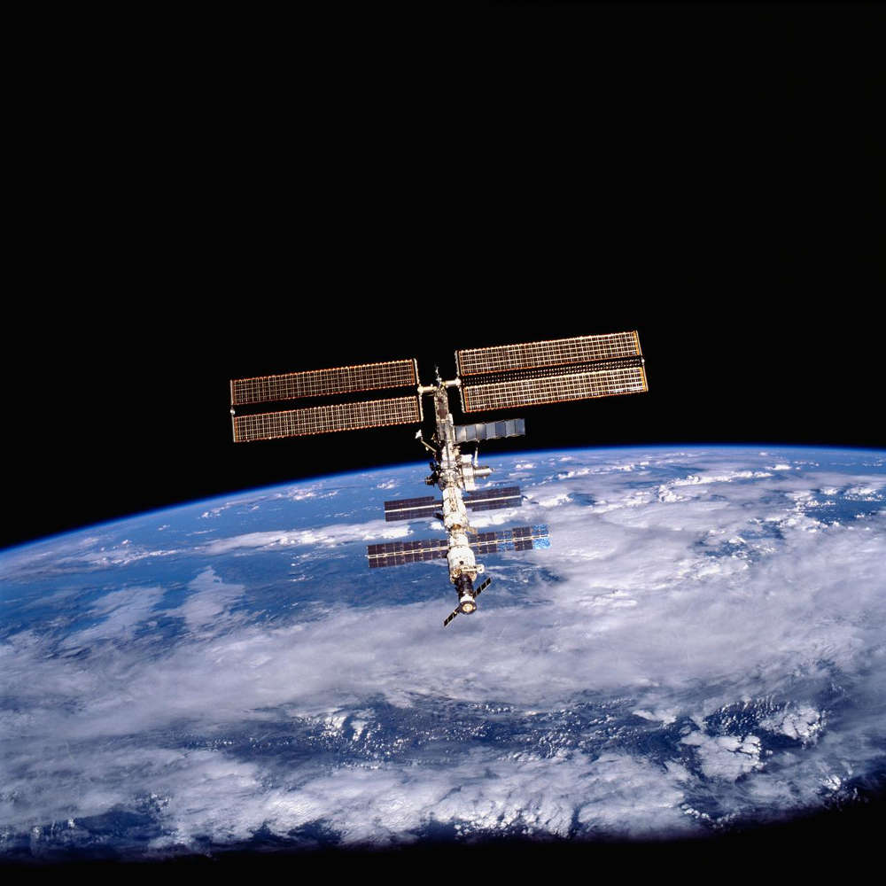 Die ISS-Raumstation mit der Erde im Hintergrund.