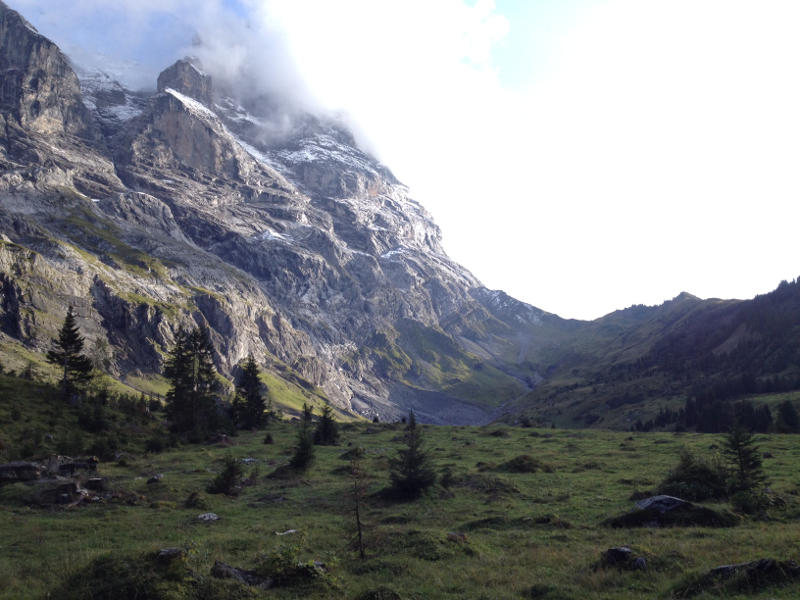 Ob das Biwakieren erlaubt ist oder nicht, hängt oft davon ab, ob es sich um ein Schutzgebiet handelt wie hier in den Schweizer Alpen.