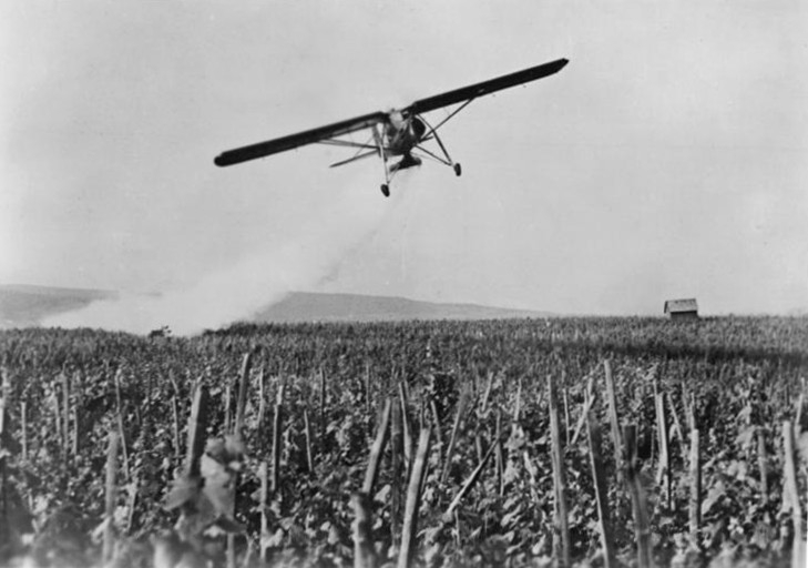 Schädlingsbekämpfungsmittel (Pestizide) werden mit dem Flugzeug versprüht.