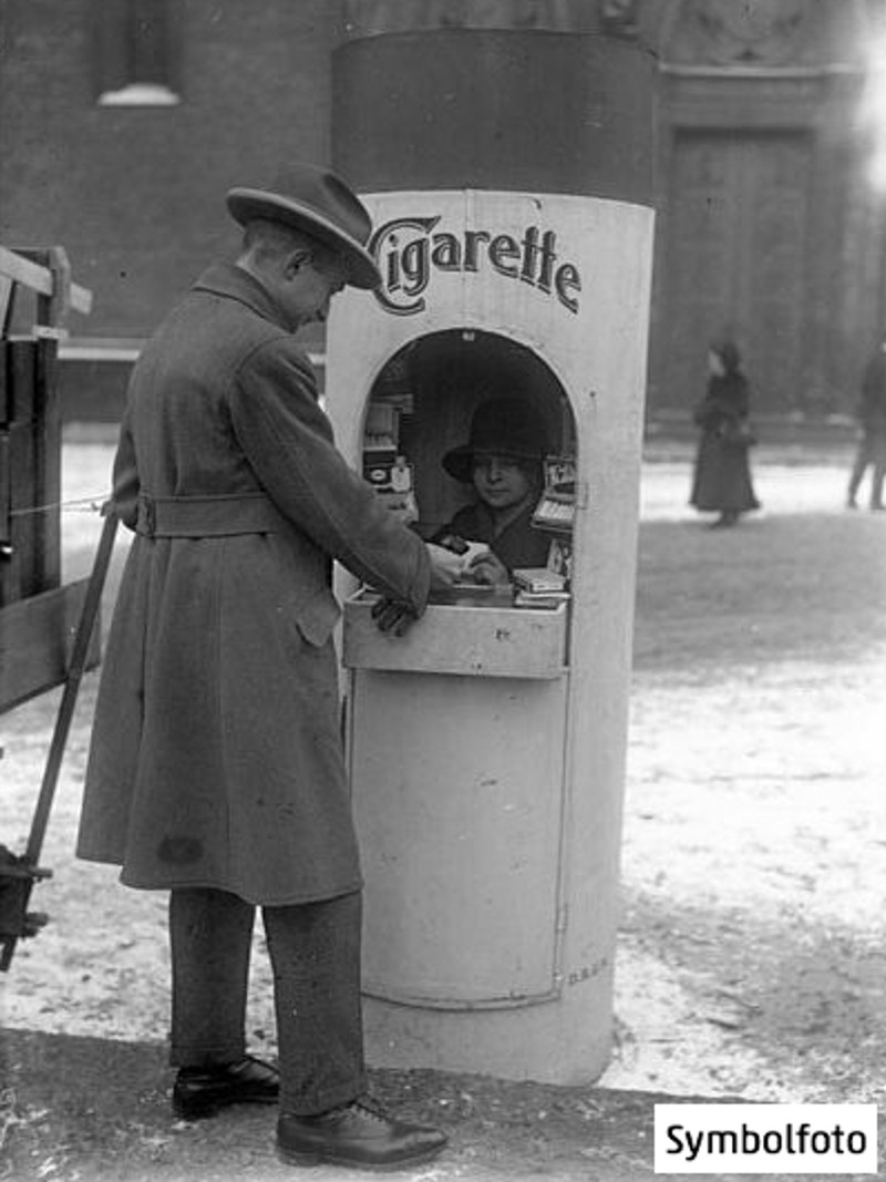 Ein Zigaretten-Kiosk in Form einer Riesenzigarette in den 1930er Jahren in Berlin.