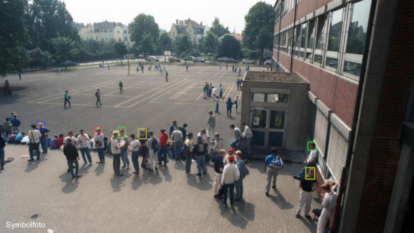 Schüler in der Pause auf einem Schulhof