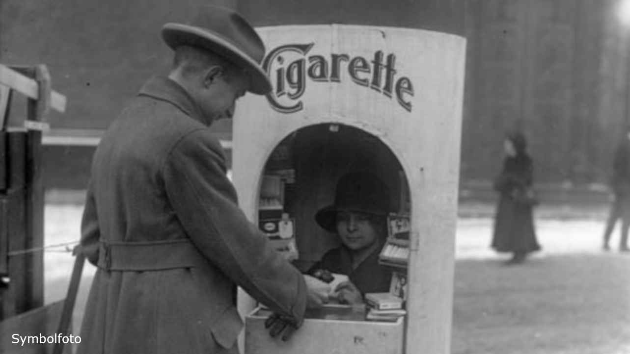 Ein Mann kauft etwas am Zigaretten-Kiosk für Raucher.