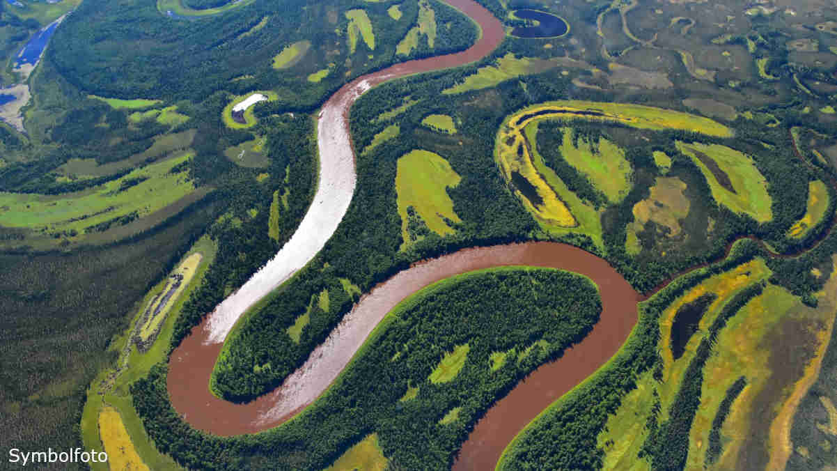 Flusslauf im Bereich von Permafrostböden in der Arktis (Alaska).