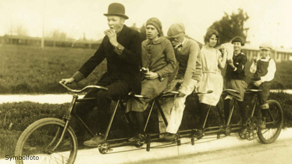 Ein Tandem für 6 Personen. Auch Kinder sitzen auf dem Tandem für sechs Personen.