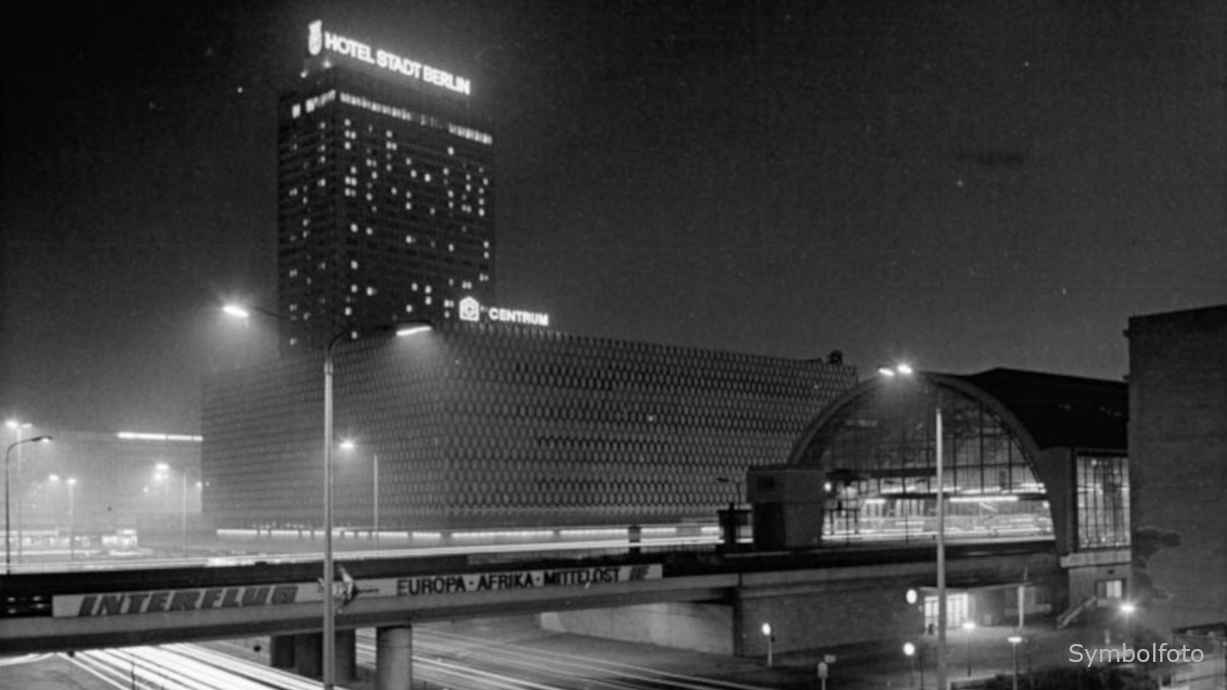 Bahnhof Alexanderplatz in Berlin in der Nacht.