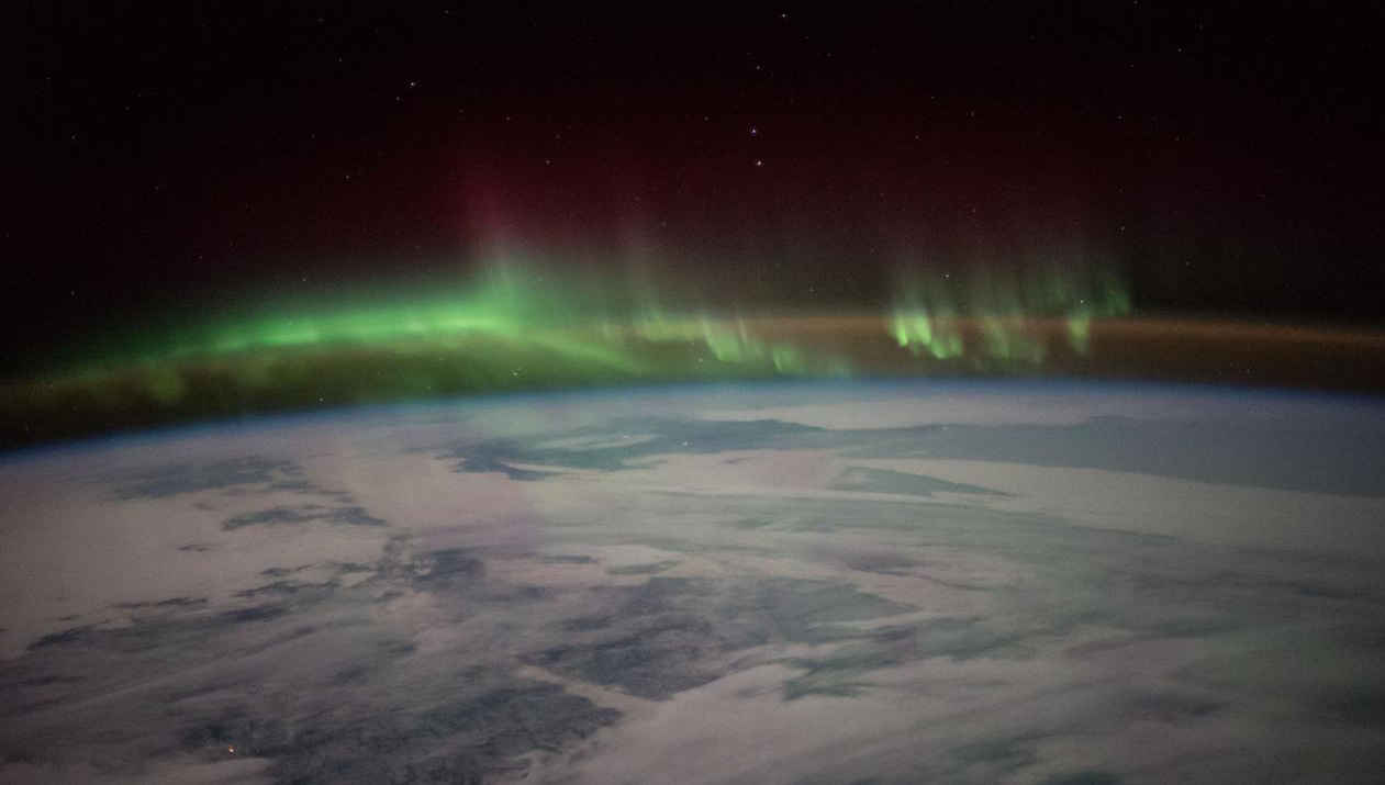 Eine Aurora, auch Nordlicht oder Polarlicht genannt, wie man es aus dem Weltall sieht.